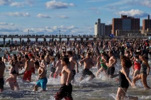Centenares reciben año nuevo con un baño en Coney Island