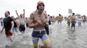 Centenares neoyorquinos reciben 2019 con un baño en Coney Island