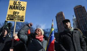 Decenas de personas salieron a las calles para expresar apoyo a Maduro