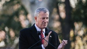 De Blasio firma orden para ampliar atención médica asequible