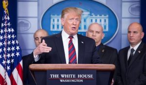 Trump pide a estadounidenses que no vayan a Venezuela hasta nuevo aviso