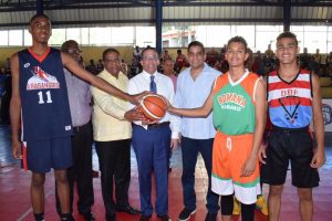 Fedombal reconoce Andrés Navarro en torneo nacional basket