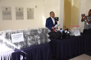 BARAHONA: DNCD ocupa 108 paquetes de cocaína y arresta a cuatro narcos