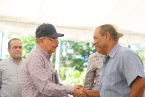 HIGÜEY: Danilo Medina ofrece apoyo a productores y ganaderos del Este de RD