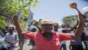 Haitianos bloquean carreteras y se movilizan en protestas por apagones