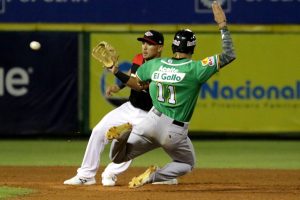 Toros mantienen dominio; Estrellas vencen Leones