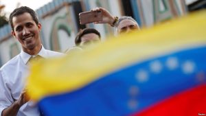 Guaidó jura como presidente interino: «¡Venezuela, despierta, reacciona!