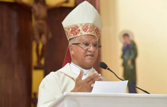 Obispo critica funcionarios llegaron sin dinero y exhiben grandes fortunas