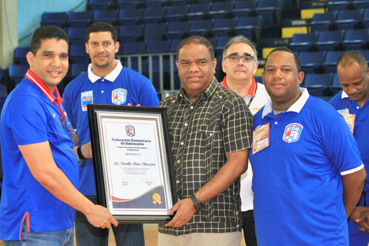 Imparten clínica para entrenadores basket en RD imagen