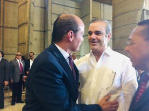 Luis Abinader y Ramfis Trujillo se saludan en basílica de Higüey