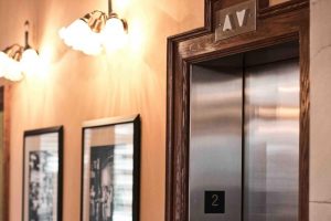 Mujer se queda encerrada tres días en el elevador de una mansión