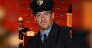 Muere bombero al caer a más de 50 pies desde un puente en Brooklyn