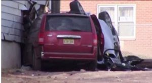 N. JERSEY: Mueren dos adolescentes al chocar auto robado contra una casa