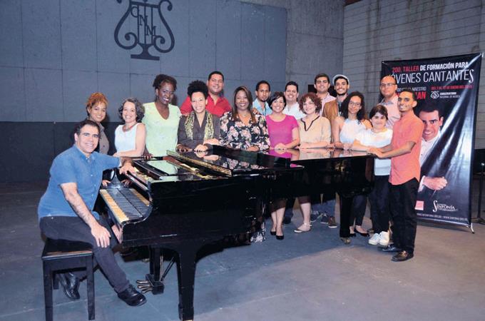 Jóvenes cantantes de RD son formados por instructor de los EEUU imagen