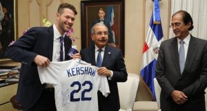 Clayton Kershaw visita al presidente Danilo Medina