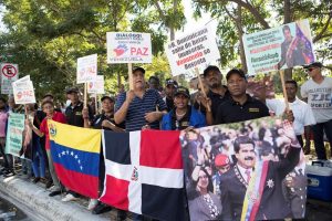 Un grupo de dominicanos se manifiesta en apoyo a nuevo mandato de Maduro Un grupo de dominicanos se manifiesta en apoyo a nuevo mandato de Maduro