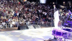 Omega deleita a multitud en el anfiteatro de Puerto Plata