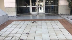 Miembros del FALPO arrojan fundas con excrementos al edificio de la Suprema