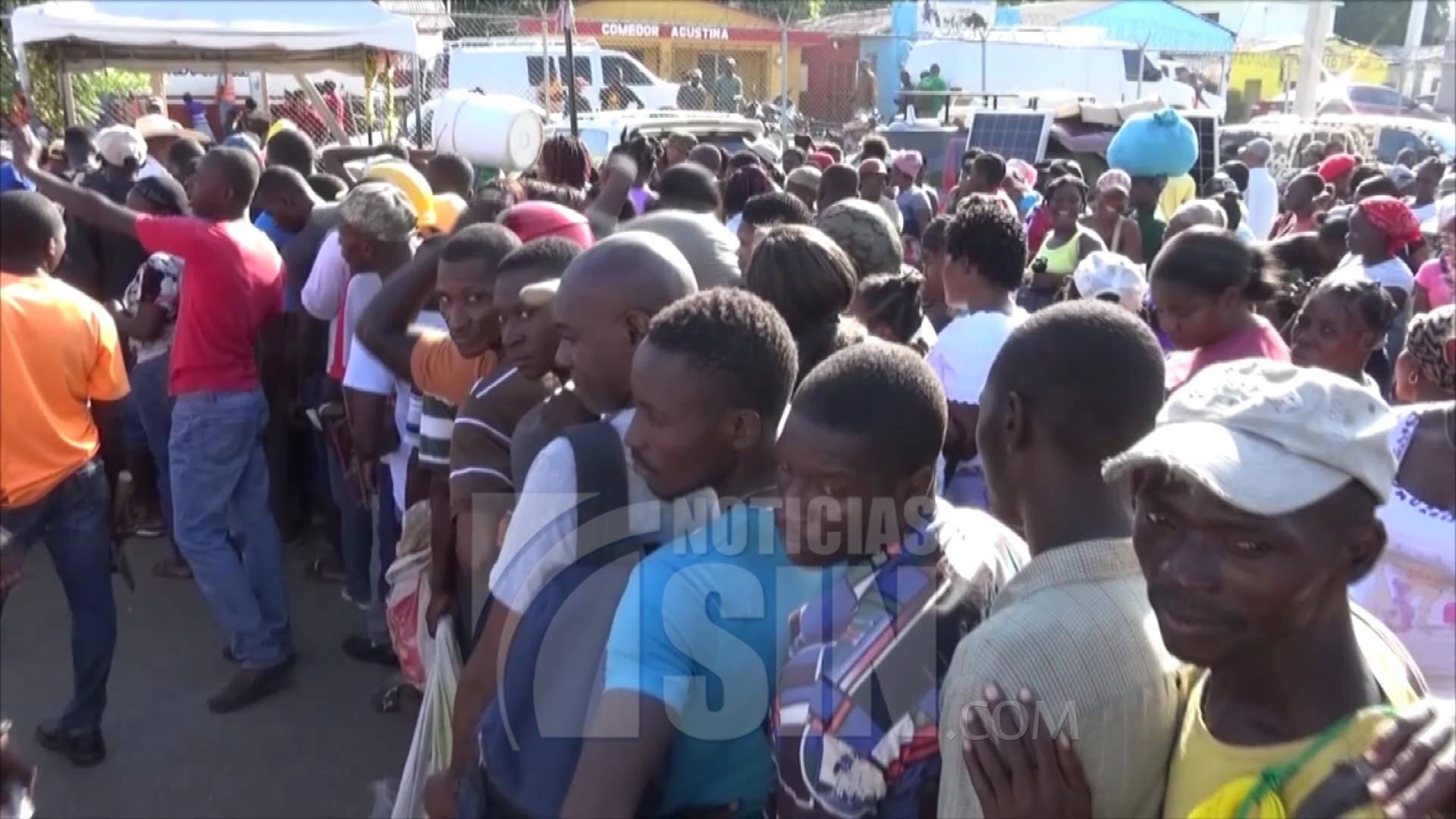 SJM: Residentes sacan por la fuerza a haitianos supuestamente ilegales