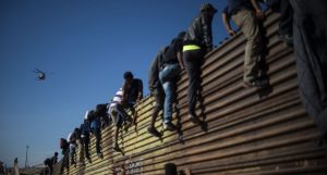 MEXICO: Cientos migrantes intentan sin éxito un cruce ilegal hacia EEUU MEXICO: Cientos migrantes intentan sin éxito un cruce ilegal hacia EEUU