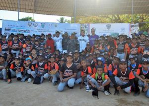 Policía y peloteros de GL imparten charla a niños de SDE