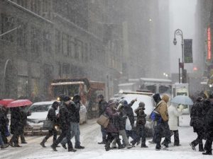 Turbonada de nieve y potentes ráfagas de viento impactan Nueva York y NJ