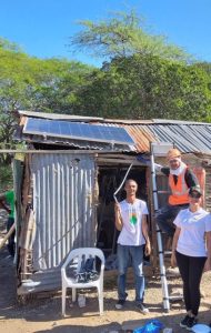 AZUA: Familias reciben energía mediante paneles solares