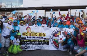 Payasos dominicanos realizan una larga caminata contra el abuso infantil