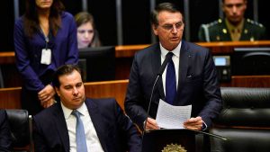 Bolsonaro jura cargo; promete librar Brasil de corrupción y criminalidad
