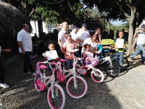 Asociación Supermercados NY entrega juguetes en RD
