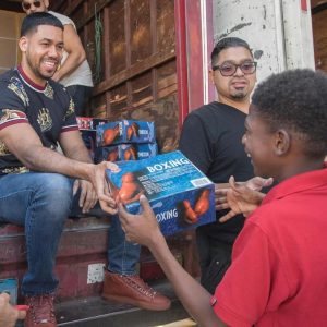 Bachatero Romeo Santos entrega juguetes a niños de la Capital Bachatero Romeo Santos entrega juguetes a niños de la Capital
