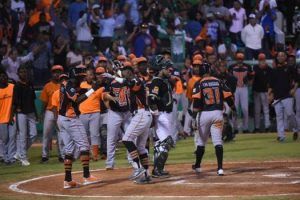Toros vapulean a las Estrellas y ganan primero final beisbol de la RD
