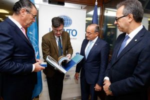 Banco Popular entrega a OMT libro institucional sobre turismo dominicano