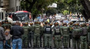 Detienen a 27 militares venezolanos involucrados alzamiento contra Maduro
