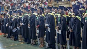 UCE gradúa 309 nuevos profesionales en diferentes carreras