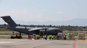 Aviones militares EU dejan en Colombia toneladas de ayuda para Venezuela