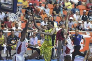 Los Suero mantienen con vida al Cupes en basket de Santiago