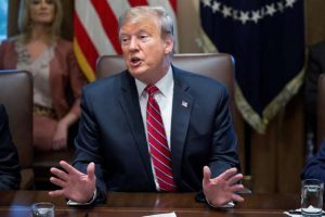 Trump dice no estar «contento» con acuerdo para evitar cierre Administración