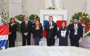 Contraloría deposita ofrenda floral por el 175 aniversario de la Independencia Nacional