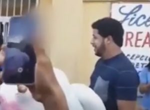 Ministerio de Educación investiga caso de ¨gay¨que entregó regalo a un estudiante Ministerio de Educación investiga caso de ¨gay¨que entregó regalo a un estudiante