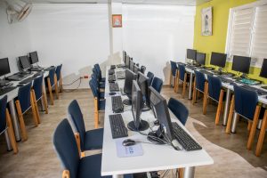 Altice y Squire Patton Boggs donan aula digital a la Fundación La Merced