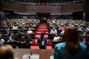 Diputada Karen Ricardo reconoce a 60 jóvenes de Santo Domingo Este