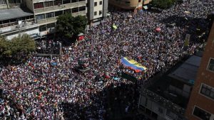 VENEZUELA: Decenas de miles de personas piden ingresen las ayudas
