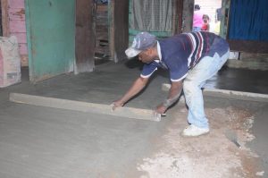 SDE: Alcaldía cambia pisos de tierra por cemento SDE: Alcaldía cambia pisos de tierra por cemento