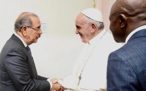 ITALIA: El Papa Francisco y Danilo  Medina se dan un apretón de manos