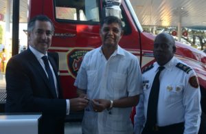 Fundación Tropigas dona estación y camión al Cuerpo de Bomberos de SDO