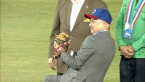 Embajador dominicano lanza primera bola en Serie del Caribe