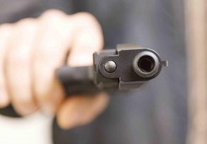 Asesinan joven dominicano e hieren otro desde un vehículo en movimiento