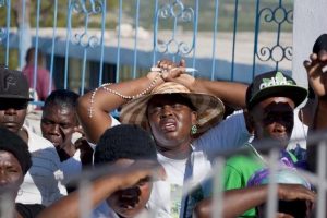Bahamas suspende deportaciones de haitianos ilegales por tensión política