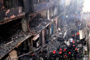 BANGLADESH: Incendio masivo en barrio urbano causa 70 muertos